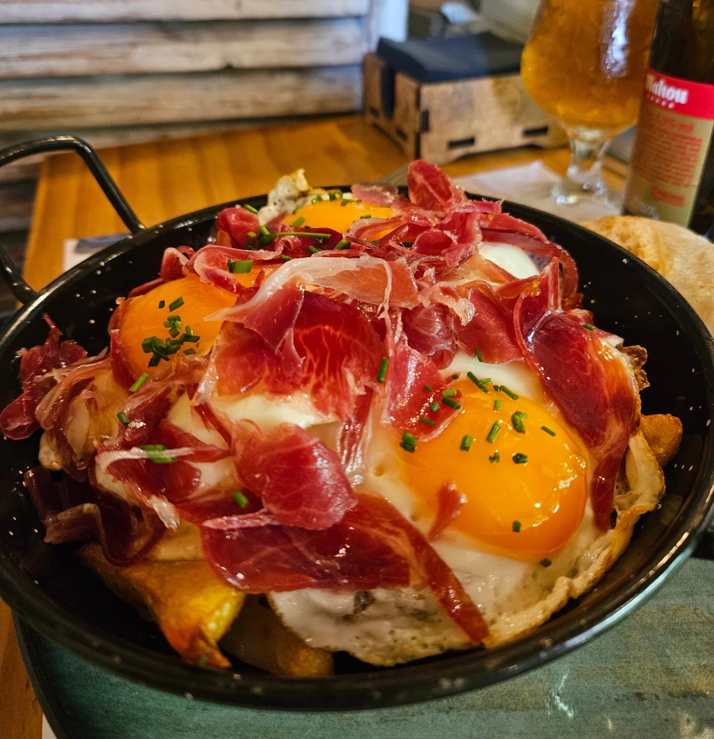 Huevos rotos con jamon